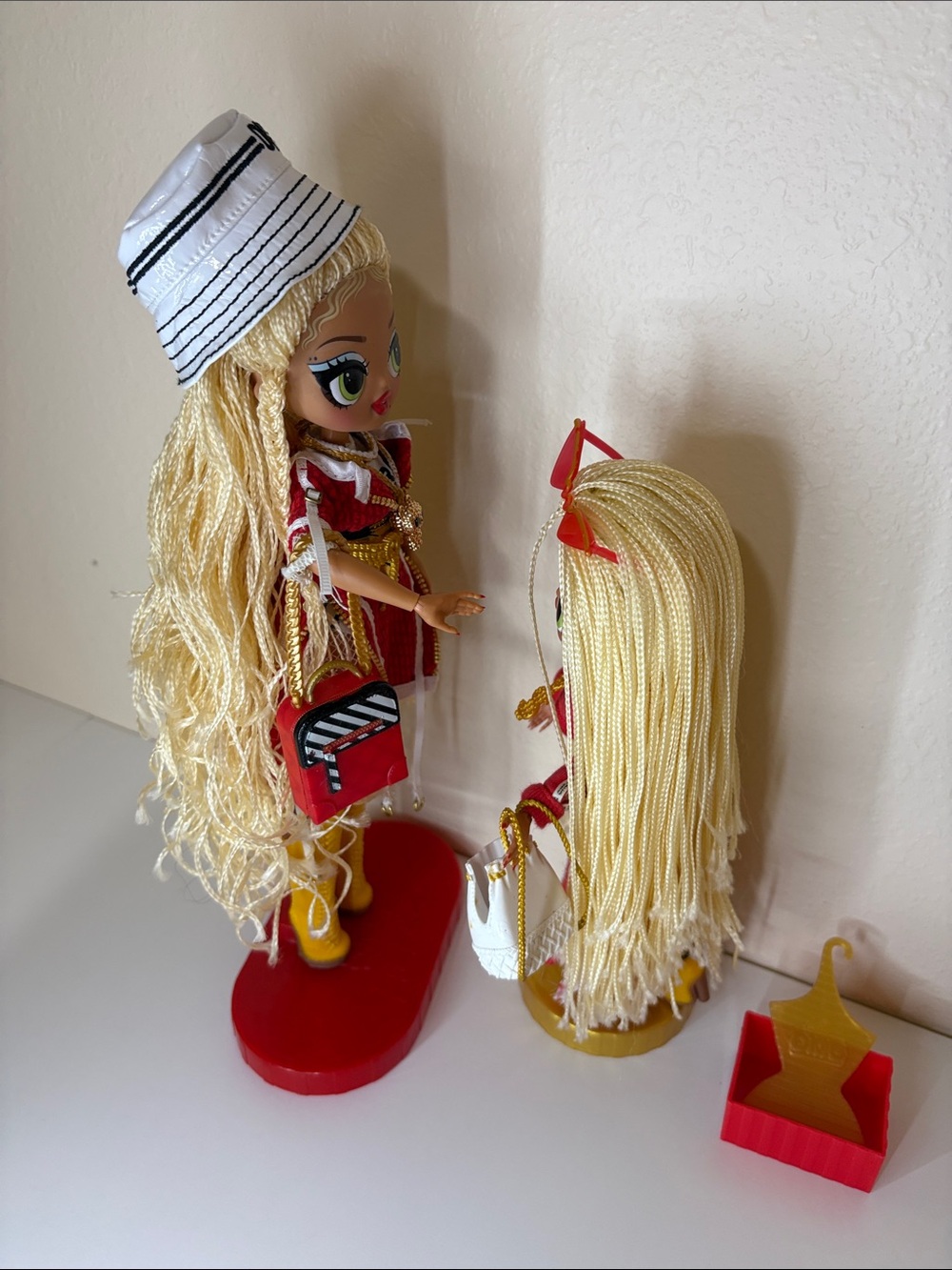 Set of. 2 L.O.L. SWAG Surprise Fierce Fashions Dolls in Red and Gold Outfits - Picture 8 of 14